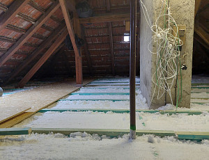 Zateplení stropu rodinného domu pomocí foukané izolace